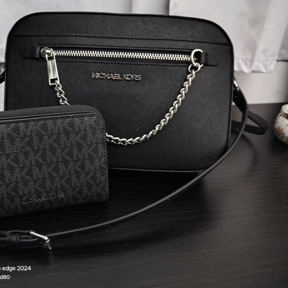 Micheal Kors Jet Set w/wallet